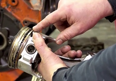 Reconditioning and installing connecting rods into pistons - The Build
